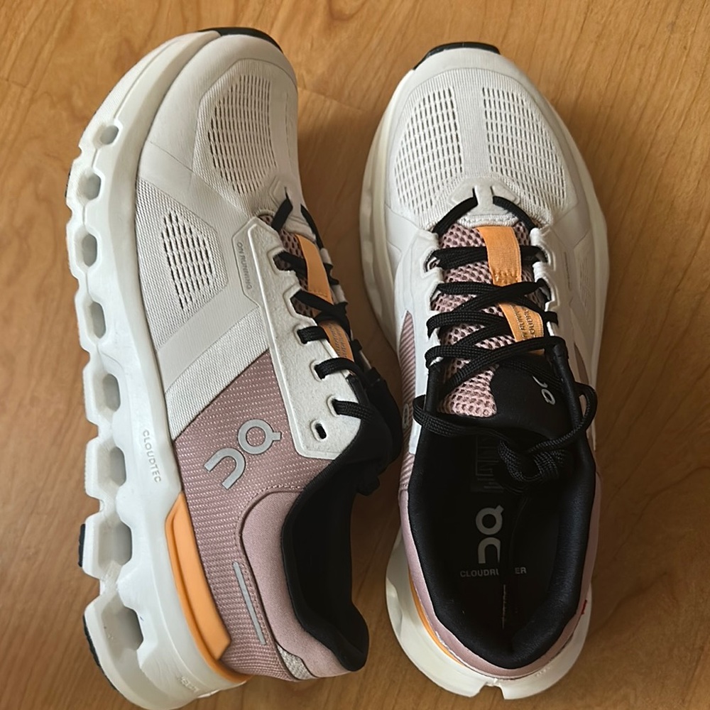 On Cloudrunner 2 Running Women’s Size 9 Sneakers.